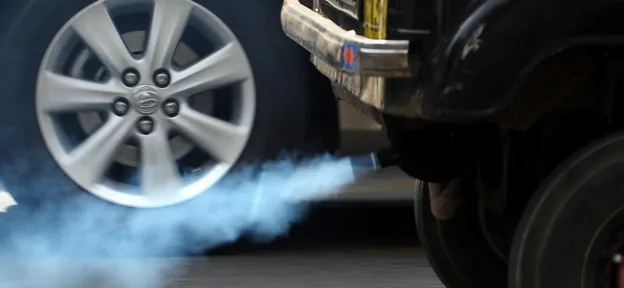 Humo azul escape