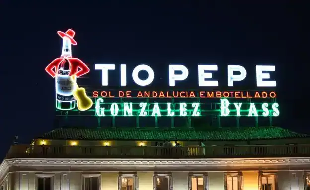 El cartel del Tío Pepe ilumina Madrid