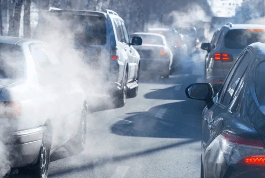 ¿Qué significa el color del humo que sale del escape de tu coche?