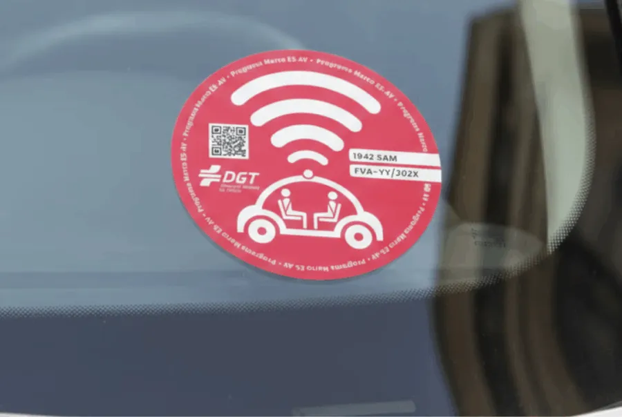 Etiqueta roja de la DGT: qué significa y qué vehículos la llevan